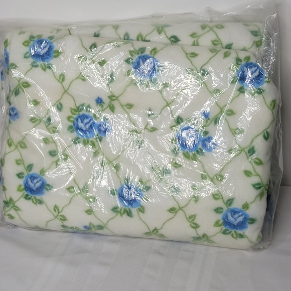 NEW Fieldcrest Acrylic Vintage twin/ C full double side bed - Picture 2 of 7